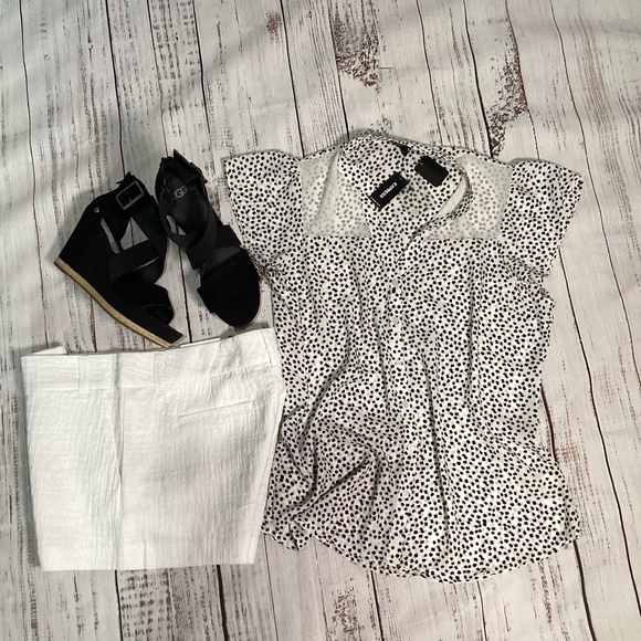 409. Express Black & White Cap Sleeve Blouse NWT Size Large - Picture 1 of 6